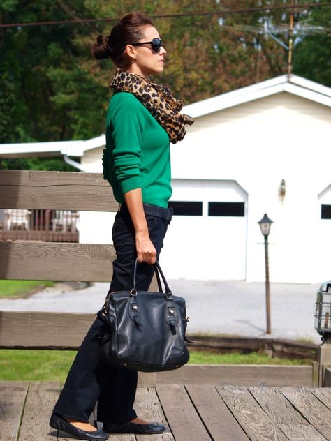 green cardigan, black pants, leopard scarf Green Sweater Outfit, Kelly Green Sweater, Mode Tips, Leopard Print Scarf, Elegante Casual, Green Cardigan, Casual Work Outfits, 가을 패션, Business Casual Outfits