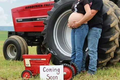 Country Baby Announcement, Maternity Photography Fall, Fall Maternity Pictures, Maternity Photography Poses Outdoors, Pregnancy Announcement Photos, Maternity Photoshoot Poses, Baby Announcement Photos, Fall Maternity, Maternity Photography Poses