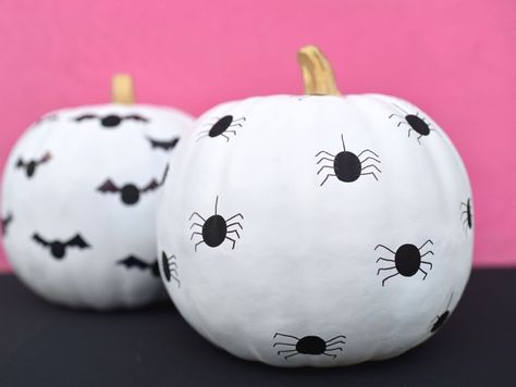 Spider & Bat Fingerprint Pumpkins Craft #halloween #diy Pumpkin Finger Painting, Fingerprint Pumpkin, Cute Painted Pumpkin Ideas, Pumpkin Painting Party, Halloween Pumpkin Crafts, Autumn Core, Creative Pumpkin Painting, Fiesta Halloween, Halloween Decor Diy