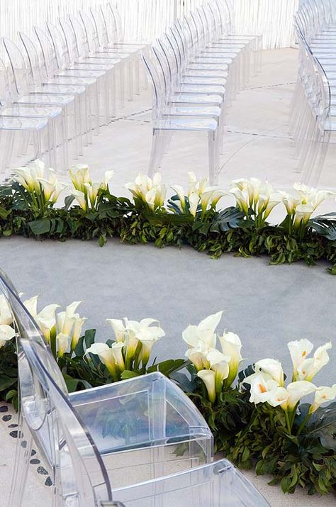 Calla Lily Wedding Decorations, Calla Lillies Centerpieces, Wedding Flower Arrangements Church, Calla Lillies Wedding, Colin Cowie, Calla Lily Wedding, Big Wedding Cakes, Wedding Isles, Church Wedding Decorations