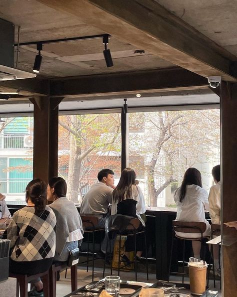 Coffee Shop Korean Aesthetic, Aesthetic Korean Cafe Interior, Caffe Korean, People Talking Aesthetic, Korean Coffee Shop Aesthetic, Korean Restaurant Aesthetic, Cafe Aesthetic Korean, Korean Cafe Aesthetic, Cafe In Korea