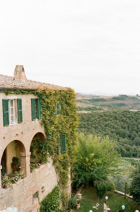 We just love Meike & Christoph's laid back destination wedding in Italy. Get all the details of their gorgeous Tuscan bash by Rochelle Cheever Photography. Tuscany wedding,  Italian countryside, fine art wedding in a Tuscan villa covered in ivy Tuscany Villa Wedding, Boho Destination Wedding, Tuscany Wedding Venue, Airbnb Wedding, Italy Villa, Wedding In Tuscany, Wedding In Italy, Tuscan Villa, Tuscan Wedding