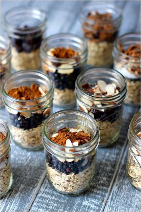 Have A Healthy Breakfast Ready To Go With 20 Breakfast-In-A-Jar Recipes Oatmeal Jars, Oatmeal In A Jar, Breakfast In A Jar, Wakey Wakey, Instant Oatmeal, Freezer Breakfast, Mason Jar Meals, Mason Jar Salad, Make Ahead Lunches