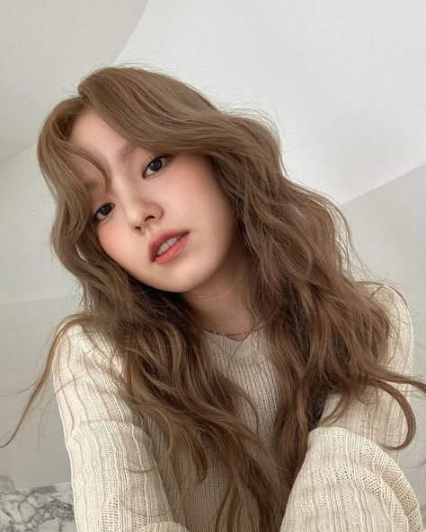 Kpop Hair Color, Hairstyle Korean, Hairstyle Girl, Korean Hairstyles, Korean Hair Color, Beige Hair, Hair Color Underneath, Mushroom Hair, Brown Hair Looks