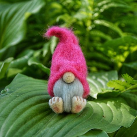 Felt Gnomes, Gnomes Garden, Felt Gnome, Pink Gnome, Waldorf Crafts, Needle Felting Diy, Needle Felted Christmas, Garden Gnomes, Felt Christmas Tree