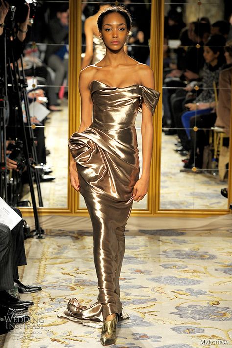 Possibly the most gorgeous dress Marchesa has ever made. This dress was made for this model. From the Fall/Winter 2012 collection. Bronze Fashion, Metallic Fashion, Robes Glamour, Look Formal, Atelier Versace, Metal Fashion, Dior Couture, Modern Wedding Dress, Trends 2024