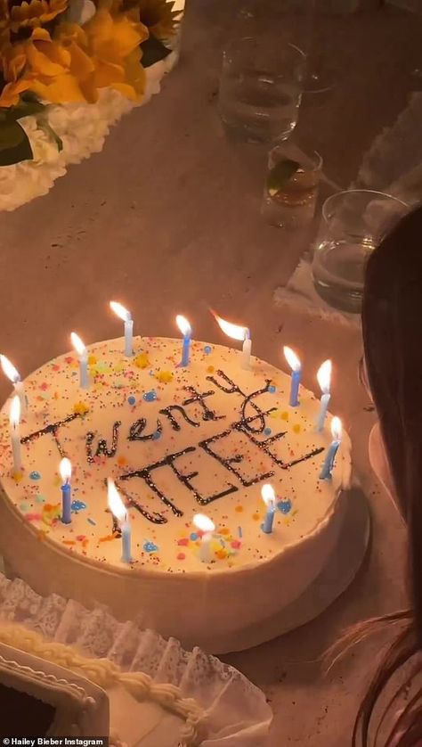 28 Cake Birthday, Hailey Bieber Instagram, Kendall Jenner Birthday, 28th Birthday Ideas, 28th Birthday Cake, Its My Bday, Kendal Jenner, Birthday Cakes For Her, 28th Birthday