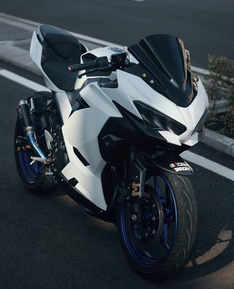 Kawasaki Motorcycles Sport Bikes, Modif Motor, Ninja Bike, Motorcycle Ideas, Best Motorbike, Stylish Bike, Ninja 400, White Bike, Kawasaki Bikes