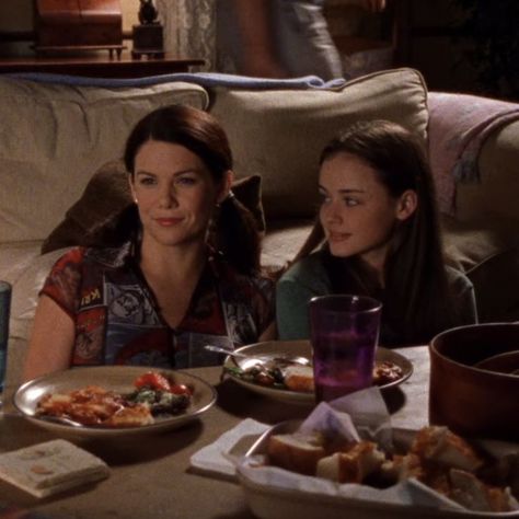 Lorelai And Rory Gilmore, Rory And Lorelai, Lorelai And Rory, Gilmore Girls Aesthetic, Gilmore Girls Fashion, Team Logan, Mother Daughter Relationships, Lauren Graham, Lorelai Gilmore