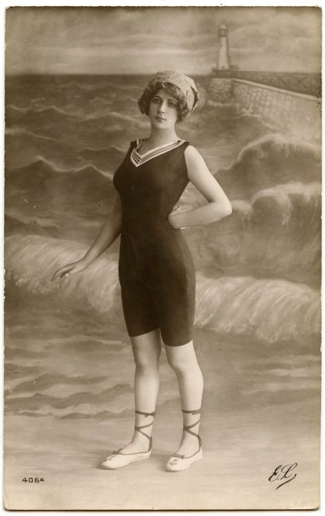 9 Old Fashioned Swimsuit Pictures! - The Graphics Fairy Graphic Fairy, Vintage Seaside, Bathing Costumes, The Graphics Fairy, Vintage Bathing Suits, Bathing Beauty, Vintage Swimsuit, Graphics Fairy, Vintage Swimwear