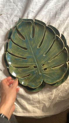 Flat Pottery Ideas, Ceramic Slab Ideas, Monstera Ceramic, Clay Handbuilding Ideas, Hand Pottery Ideas, Ceramic Project Ideas, Leaf Ceramics, Clay Bowl Ideas, Pottery Ideas Handbuilt