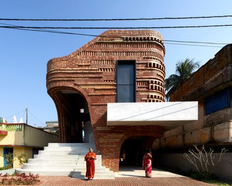 Casa Cook Hotel, Open Stairs, Gallery House, Building A Garage, Recycled Brick, Studio Build, Brick Masonry, Masonry Wall, Building Roof