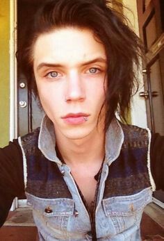 Andy Biersack with his nose and lip piercings. Andy Biersak, Jake Pitts, Andy Sixx, Ashley Purdy, Andy Black, Andy Biersack, Veil Brides, Mötley Crüe, Black Veil Brides