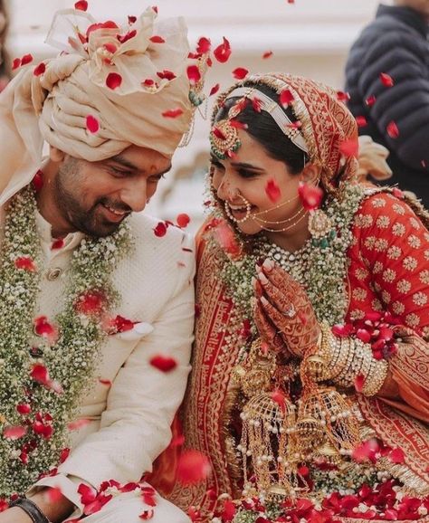 Cute Couple Indian Wedding Pictures, Indian Bride Photography Poses Photo Ideas, Indian Wedding Pictures, Indian Bride Photography Poses, Indian Wedding Poses, Indian Wedding Photography Couples, Indian Wedding Couple Photography, Marriage Photos, Bride Photography Poses