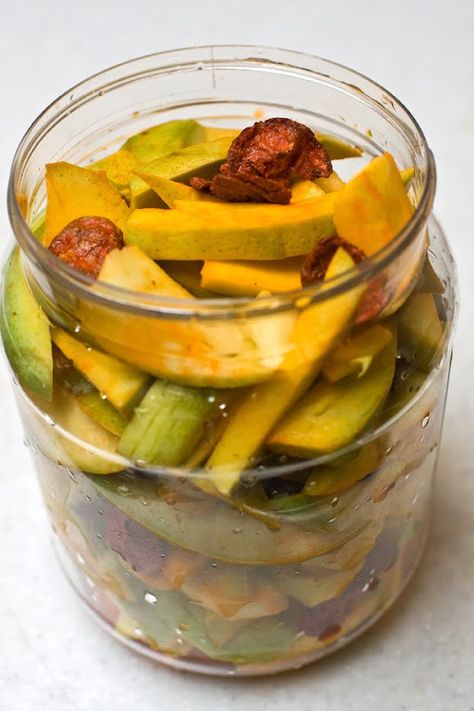 Pickled Daikon Recipe, Hawaiian Dessert, Bitter Melon Recipes, Pickled Sweet Peppers, Daikon Recipe, Hawaii Recipes, Yummy Nummies, Pickle Mango Recipe, Pickled Fruit