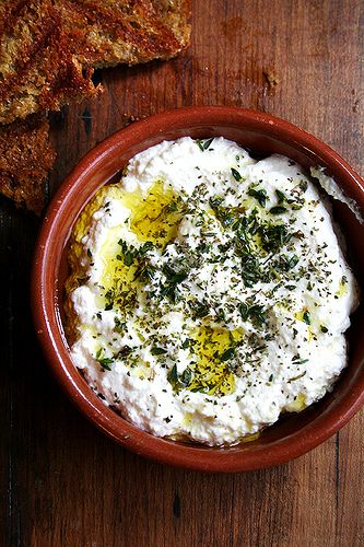 ricotta with thyme, olive oil & grilled bread Salad Quinoa, Grilled Bread, Pizza Margherita, Gazpacho, Appetizer Dips, Finger Food, Appetizer Snacks, Bon Appetit, Thyme