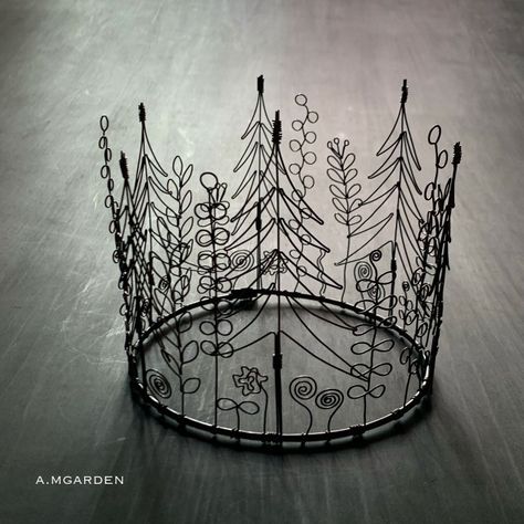 a.mgarden Wire Projects Sculpture, Iron Wire Art, 3d Wire Sculpture, Wire Art Ideas, Forest Crown, Drátěná Socha, Chicken Wire Art, Wire Crown, Copper Wire Crafts