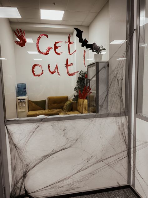 Halloween decor, mirror, Halloween Halloween Decor Office, Halloween Interior Decor, Horror Killers, Halloween Ideias, Party 2023, Spooky Party, Fantasias Halloween, Spooky Decor, Halloween Treats