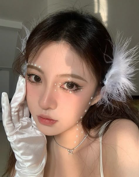 Douyin Rhinestone Makeup, Angel Eye Makeup, Makup Angel, Concert Makeup, Angel Makeup, Rhinestone Makeup, Cute And Aesthetic, Rave Makeup, Ulzzang Makeup