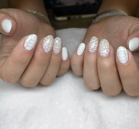 White Nails With Grey Design, Cute Simple White Nail Designs, Simple Nails On Natural Nails, Cute Almond Nails Winter, White Almond Nails Ideas, White Fun Nails, White Funky Nails, Nails For Silver Jewellery, Nuteral Nails Cute Acrylic