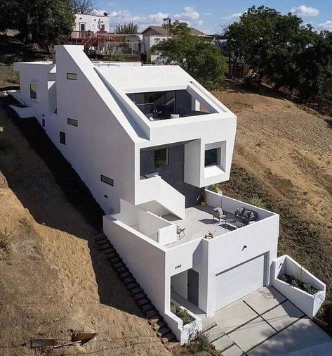 Houses On Slopes, House On Slope, Slope House, Hillside House, Contemporary House Design, A Hill, House On A Hill, House Architecture Design, Facade House