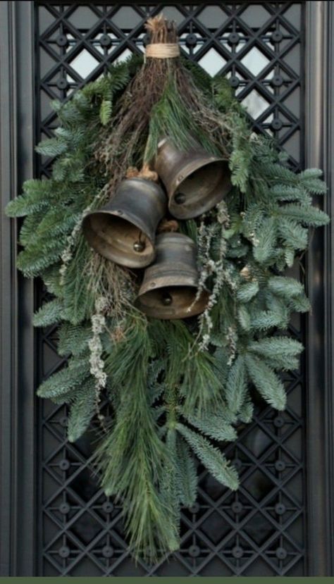 Christmas Planters, Christmas Front Doors, Christmas Porch Decor, Christmas Swags, Christmas Porch, Christmas Decorations Rustic, Christmas Door Decorations, Christmas Floral, Christmas Wreaths Diy