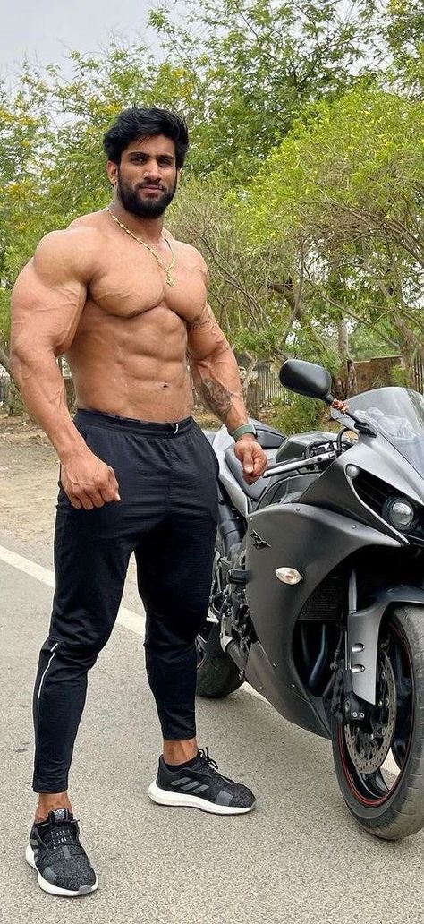 Indian Bodybuilders Men, Indian Bodybuilder, Middle Eastern Men, Best Gym Workout, Bodybuilders Men, Muscle Hunks, Insta Profile, Indian Man, Insta Profile Pic