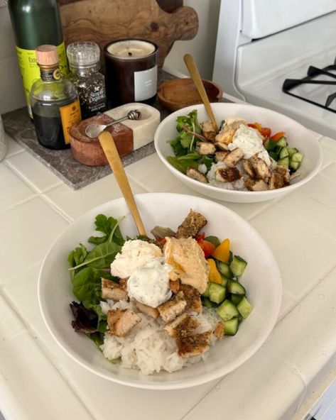 Mediterranean Chicken Bowl Medeteranian Bowl, Chicken Nourish Bowl, Aesthetic Meals, Mediterranean Chicken Bowl, Mediterranean Bowl, Nourish Bowl, Chicken Bowl Recipe, Easy College Meals, Famous Chef