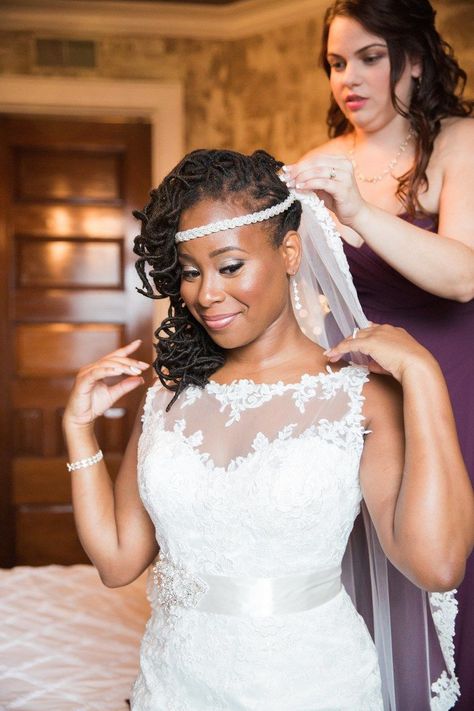 We're loving this bride's sideswept locs — maybe even more than her gown's gorgeous neckline. Dreadlock Wedding Hairstyles, Microlocs Styles, Natural Hair Ideas, Natural Hair Wedding, Side Bun Hairstyles, Chi Hair Products, Black Wedding Hairstyles, Natural Wedding Hairstyles, Natural Hair Bride