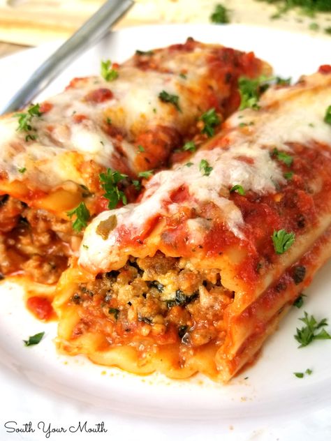 Italian Sausage & Cheese Baked Manicotti! An easy recipe for classic, meaty baked manicotti stuffed with Italian sausage and cheese. #manicotti Sausage Manicotti Recipe, Baked Manicotti, Cheese Manicotti, Noodle Pasta, Manicotti Recipe, Italian Sausage Recipes, Pasta Rice, Homemade Bread Easy, Cheese Baked