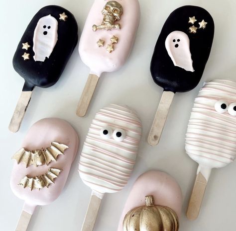 Pig Cake Pops, Halloween Sweet Treats, Lolly Cake, Cheesecake Pops, Halloween Deserts, Postres Halloween, Cake Pop Designs, Halloween Cake Pops, Fun Halloween Food