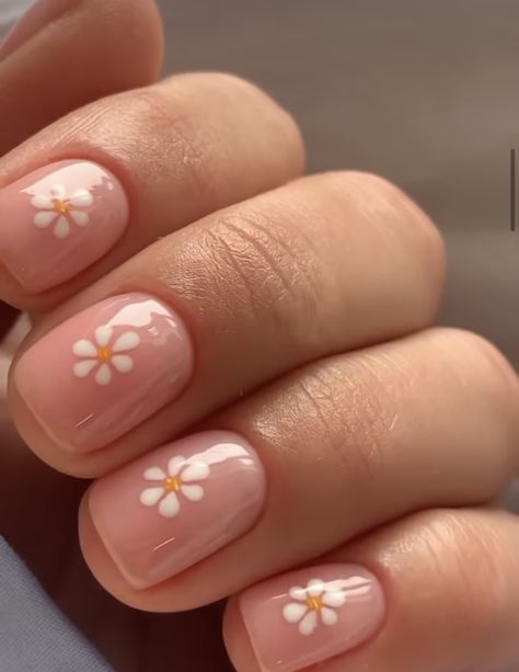 Short Nail Inspo Minimalist, Pink Daisy Nails Short, Short Flower Gel Nails, Cute Short Nails Flowers, Flower On Short Nails, Cute Simple Flower Nails, Flower Manicure Ideas, Simple Flower Gel Nails, Flower Design Short Nails