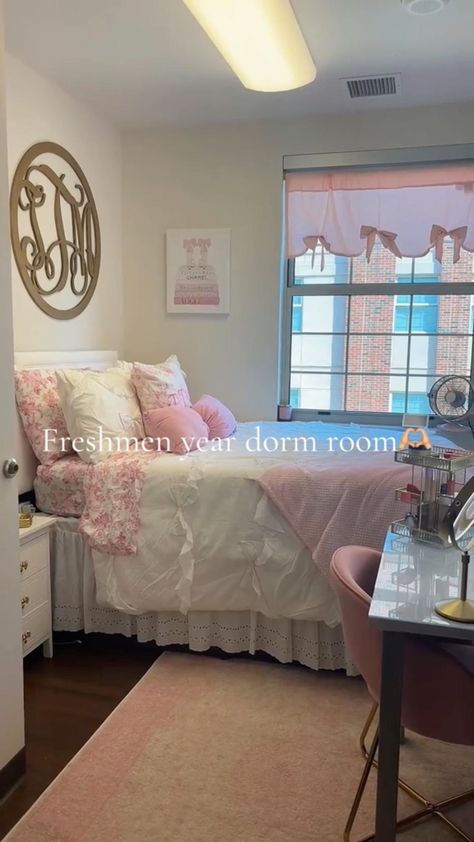 Dorm Room Inspo Aesthetic, College Dorm Pink, Pottery Barn Dorm, Fancy Pottery, Dorm Pink, Pink Dorm Room Decor, Collage Dorm Room, Room Inspo Aesthetic, Luxury Dorm Room