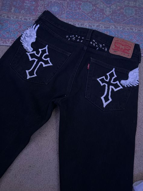 Cargo Pants Painting, Spray Paint Designs On Clothes, Bleached Pants Ideas, Things To Draw On Jeans, Bleach Jeans Design, Painting On Pants Ideas, Drawing On Jeans, Jeans With Designs, Bleach Jeans Diy