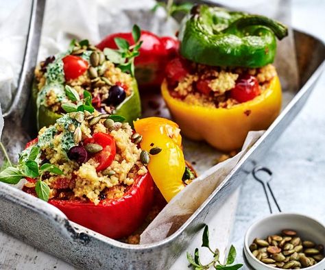 These stuffed capsicums are packed full of olives, sun-dried tomatoes and couscous for an easy vegetarian meal. Meat Free Dinners, Stuffed Capsicum Vegetarian, Stuffed Capsicum, Carbonara Recept, Savoury Bites, Capsicum Recipes, Curried Sausages, Roasted Capsicum, Shakshuka Recipes