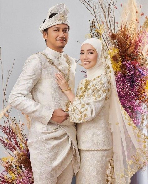 Malay Wedding Dress Reception, Klasik Melayu Wedding, Malay Wedding Dress Songket, Simple Nikah, Songket Modern, Songket Wedding Dress, Wedding Songket, Songket Wedding, Wedding Dress Classy