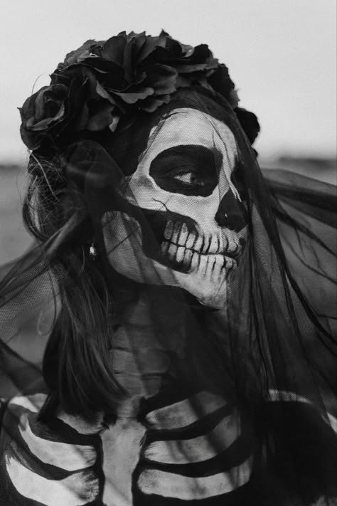 Day Of The Dead Photoshoot, Art Sketches Digital, Cool Skeleton Makeup, Sketches Digital, Glam Skull, Mexican Halloween, Women Skeleton, Creepy Halloween Makeup, Skeleton Makeup