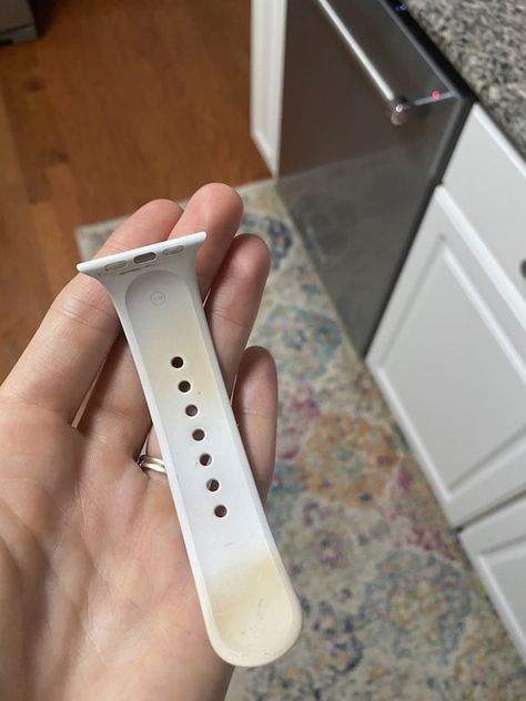 How To Clean White Phone Case, Apple Watch Organization, How To Clean Apple Watch Band, Apple Watch White Band, Apple Watch Band Ideas, Diy Apple Watch Band, Watch Hacks, Apple Hacks, White Apple Watch