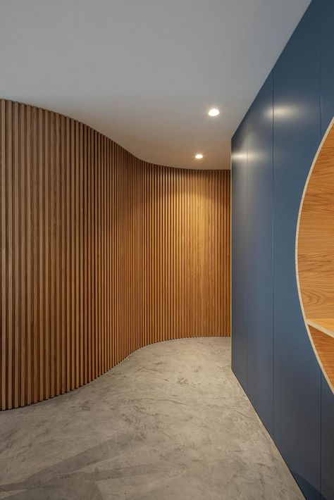 The “wave Apartment” project’s main challenge was the reorganization and hierarchization of spaces.Located on the seafront, on the eighth floor of a typical 70s building, and with fantastic views.

#amazingarchitecture #Apartment Dold Dörr, Armani Casa, Interior Cladding, Timber Walls, Casa Country, Timber Panelling, Wood Cladding, Timber Cladding, Wood Panel Walls