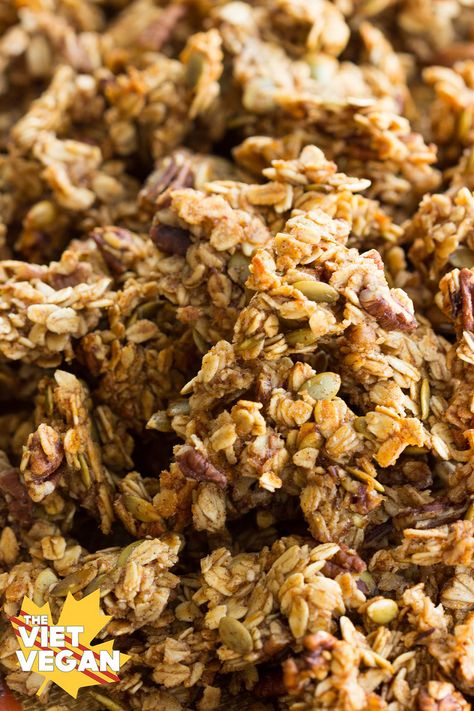 Peach Peach Granola | The Viet Vegan | Clumps of irresistibly crunchy, peachy, granola. Peach Granola, Pecan Granola, Yummy Bars, Granola Snacks, Cereal Oatmeal, Snack Balls, Healthy Popsicles, Granola Recipe Homemade, Muesli Bars