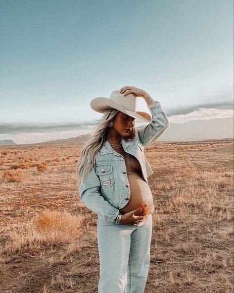 Western Maternity Family Photos, Denim On Denim Maternity Photos, 2024 Maternity Shoot, Western Maternity Dress, Cowgirl Pregnancy Outfits, Cowgirl Pregnancy Photos, Winter Western Maternity Pictures, Pregnancy Western Outfit, Cowboy Hat Maternity Pictures