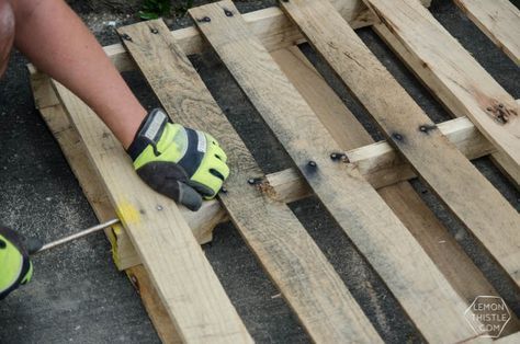 Projects Out Of Pallets, Pallet Garden Box, Pallet Walkway, Pallet Snowman, Wooden Pallet Beds, Pallet Planters, Wood Pallet Planters, Pallet Craft, Pallet Playhouse