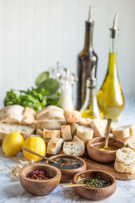 Bread and Olive Oil Appetizer Dipping Station | Party appetizers, entertaining tips, party ideas, holiday entertaining tips and more from @cydconverse Bread And Oil, Party Appetizer Recipes, Yummy Appetizers Parties, Butter Recipes Homemade, Bread Oil, Bread Bar, Entertaining Tips, Italian Party, Dipping Oil