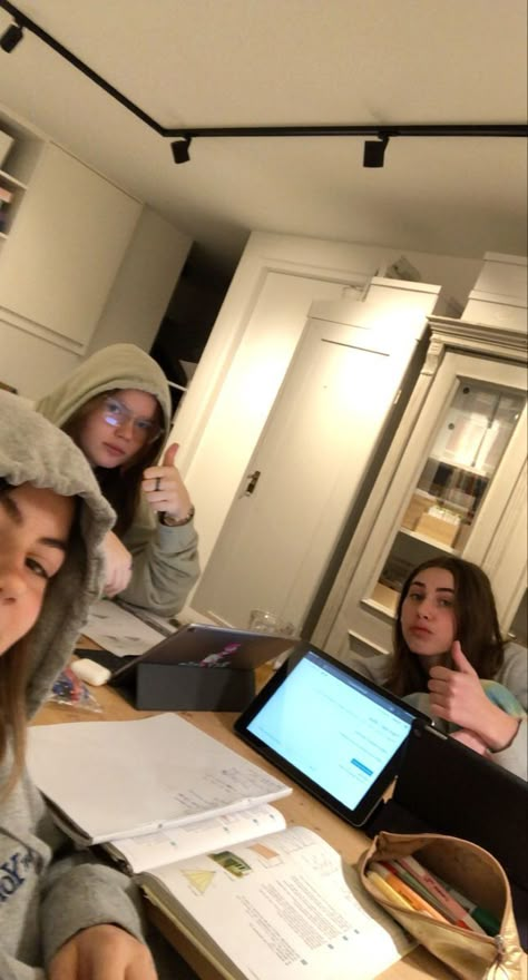 Study With Friends Aesthetic, Studying With Friends Aesthetic, Study Group Aesthetic, Uni Girl Aesthetic, Aesthetic Ipad Notes, Ipad Notes Aesthetic, English Literature Aesthetic, Uni Friends, Annotation Aesthetic