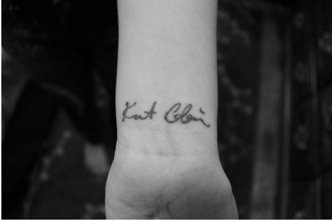 Love this tattoo!! I wanna get it! Kurt Cobain Tattoo, Kurt Cobain Signature, Swag Tattoo, Signature Tattoo, Tatoo Inspiration, World Tattoo, Nail Tattoo, Wrist Tattoo, Hair Skin Nails