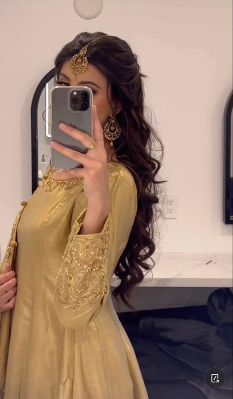 Half Up Half Down Messy, Tikka Hairstyle, Annoying Characters, Eid Hairstyles, Mehndi Hairstyles, Beautiful Dp, Hair Wedding Styles, Long Hair Wedding, Desi Wedding Dresses