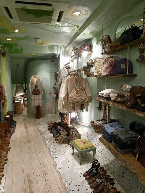 Vintage Clothing Display, Vintage Store Ideas, Ideas For Clothes, Clothing Store Interior, Vintage Clothing Store, Cute Store, Boutique Inspiration, Store Design Boutique, Clothing Displays