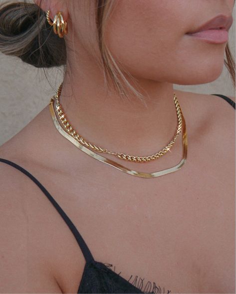 Woman Chains Necklace, Chain Women Gold, Trendy Gold Necklaces, Gold Accessories Outfit, Trendy Gold Necklace, Trendy Gold Jewelry, Necklace Trends, Gold Chain Women, Latest Necklace Design