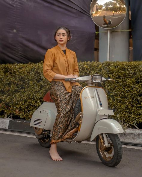 Girl Hipster Outfits, Classic Vespa, Honda Super Cub, Vespa Px, Vespa Girl, Honda Bikes, Dressy Casual Outfits, Vespa Lambretta, Vespa Vintage