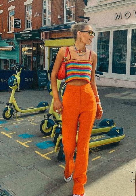 Orange Pants Outfit, Colorful Summer Outfits, Bright Outfit, Bright Colored Outfits, Outfits Colorful, Bold Outfits, Adidas Samba Outfit, Color Outfits, Bright Outfits